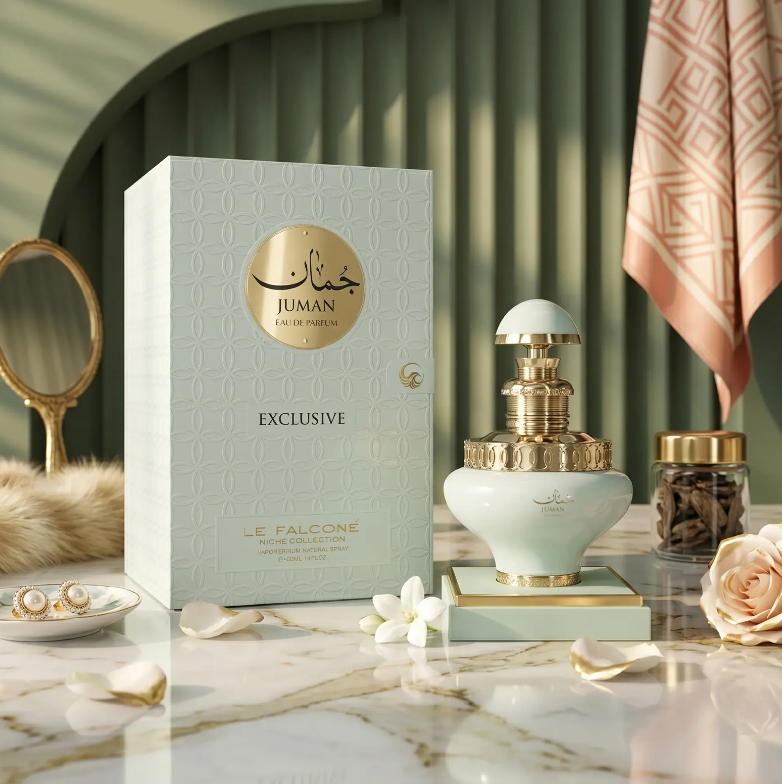 Una lujosa imagen del frasco de 100 ml de Juman Exclusive y su caja de regalo, sobre una superficie de mármol con perlas, pétalos de rosa y detalles decorativos.