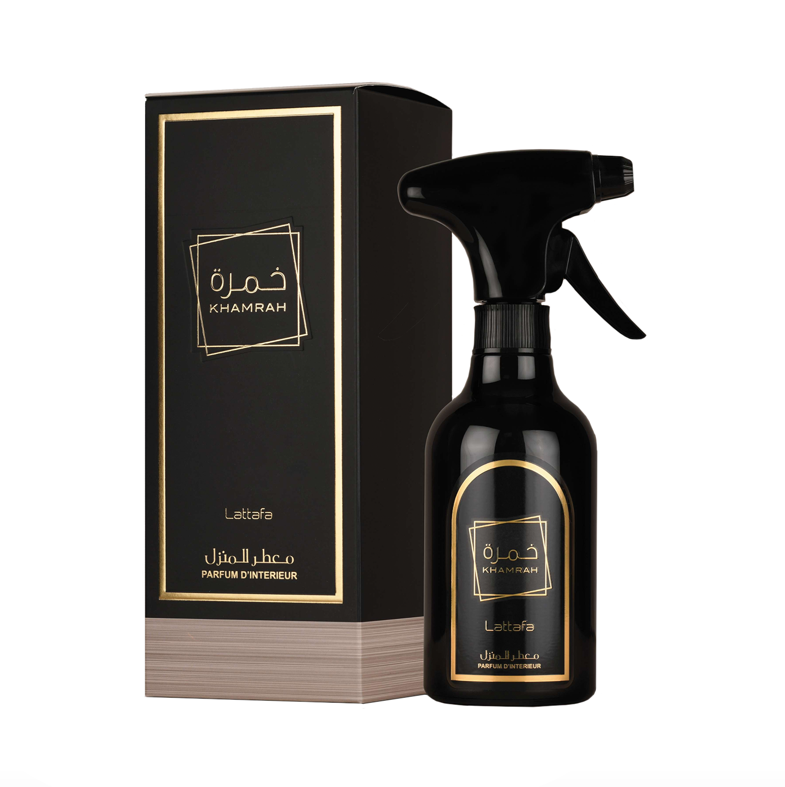 Una fotografía de producto profesional de la botella de spray ambiental Lattafa Khamrah de 450 ml mostrada junto a su elegante envase, destacando la estética premium y sofisticada de esta fragancia de lujo para el hogar.