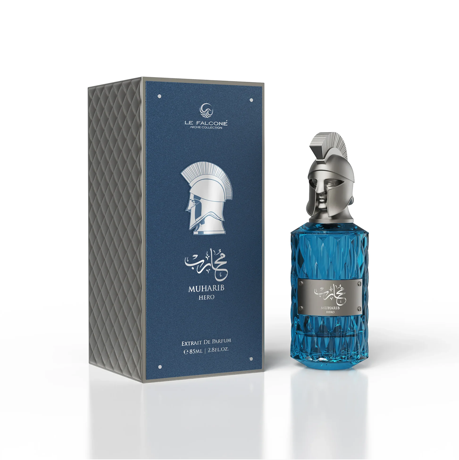 Una presentación de producto premium de Le Falconé Muharib Hero Extrait de Parfum, con el frasco de cristal azul de 85 ml expuesto junto a su elegante caja de regalo azul texturizada, que muestra el icónico diseño del casco espartano plateado.