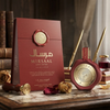 Un lujoso expositor de Mirsaal Love Letter Eau de Parfum, con el frasco de 100 ml sellado con cera junto a su caja de regalo roja a juego, bolígrafos decorativos y rosas secas sobre un escritorio clásico.