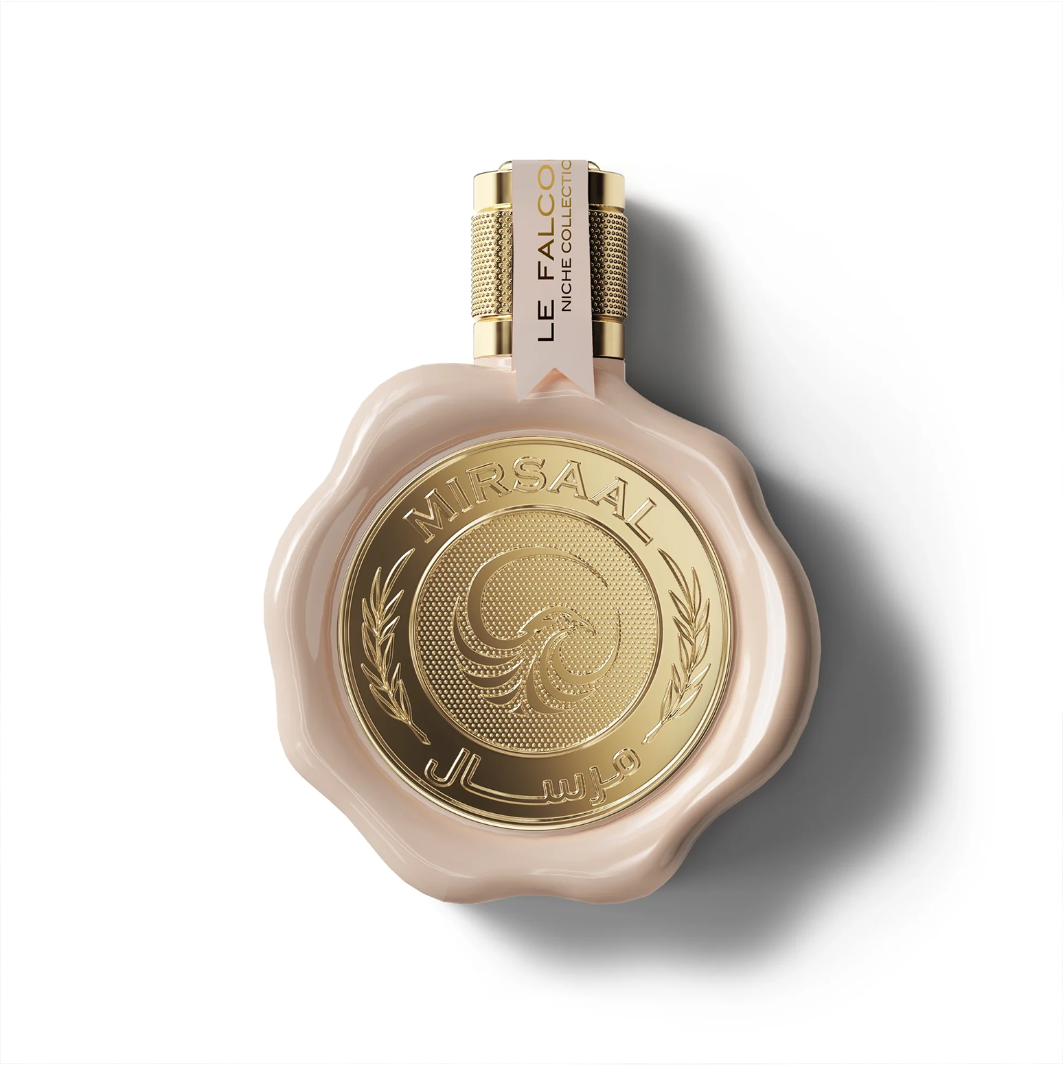 Primer plano del frasco de 100 ml de Le Falconé Mirsaal Passion con su exclusivo diseño de sello de cera. Una imagen de estudio del frasco de 100 ml de Mirsaal Passion, que destaca su suave tono rosa, el emblemático emblema dorado inspirado en el sello de cera y la intrincada artesanía del tapón.