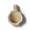 Primer plano del frasco de 100 ml de Le Falconé Mirsaal Passion con su exclusivo diseño de sello de cera. Una imagen de estudio del frasco de 100 ml de Mirsaal Passion, que destaca su suave tono rosa, el emblemático emblema dorado inspirado en el sello de cera y la intrincada artesanía del tapón.