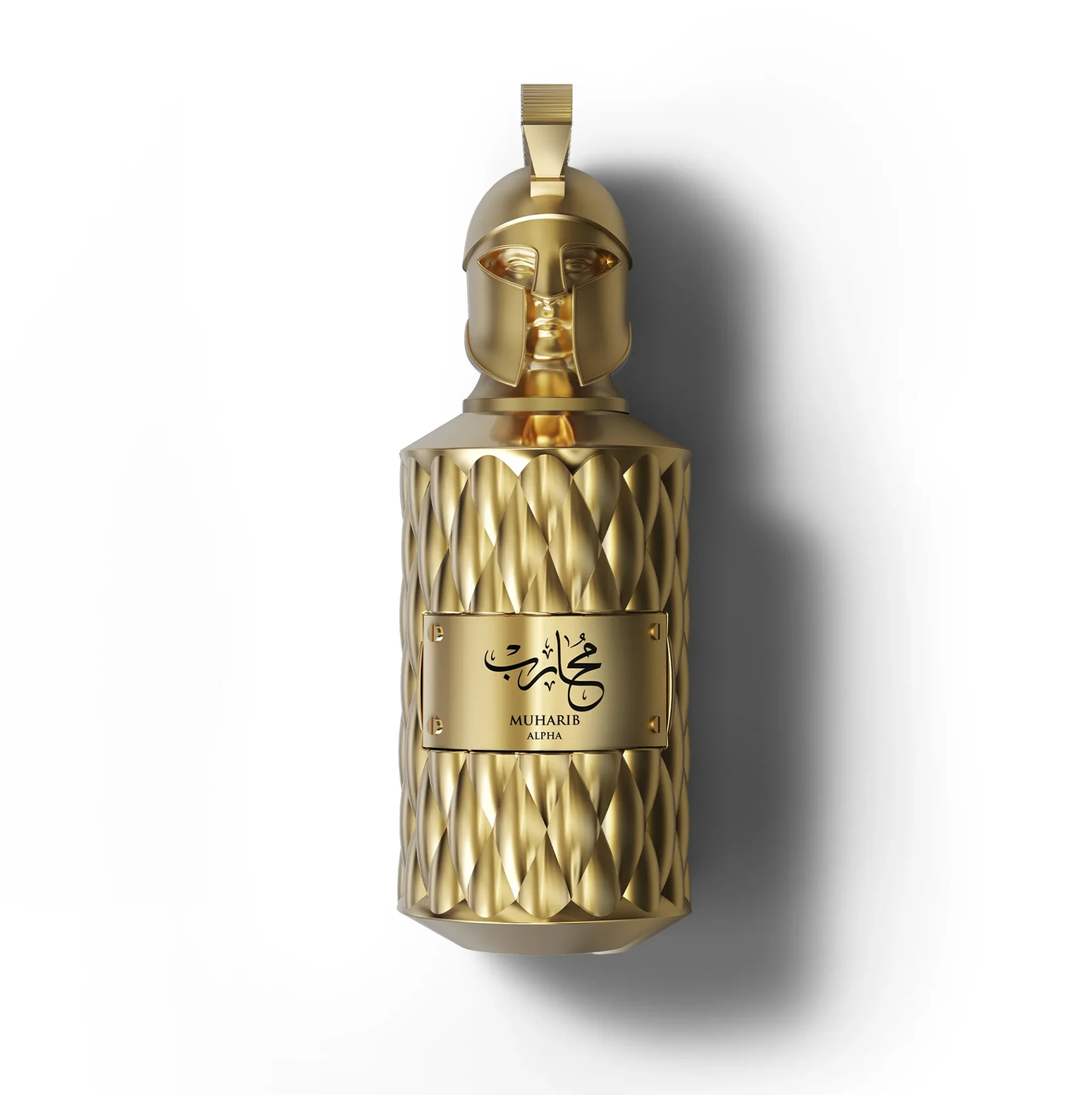 Una detallada toma de estudio del frasco dorado de 85 ml de Le Falconé Muharib Alpha, que destaca la intrincada textura metálica y el exclusivo y escultural tapón en forma de casco espartano que define esta lujosa fragancia masculina.