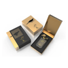 Una presentación premium del Eau de Parfum Le Falconé Qannas, con el frasco de 90 ml expuesto junto a sus elegantes estuches de regalo negros y dorados, destacando el lujoso diseño y el emblemático emblema de la pantera dorada.