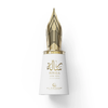 Primer plano del frasco de 100 ml de Le Falconé Risala For You con tapón dorado de pluma estilográfica. Una imagen de estudio del frasco de perfume Risala For You de 100 ml, en la que destaca su elegante cuerpo blanco y el intrincado y escultural tapón dorado con pluma estilográfica que define esta fragancia única.