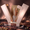 Una lujosa presentación del Eau de Parfum Risala Forever, con el frasco de 100 ml y su característico tapón con forma de pluma estilográfica, dentro de su elegante estuche de regalo con detalles decorativos.
