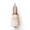 Primer plano del frasco de 100 ml de Le Falconé Risala Forever con tapón dorado de pluma estilográfica. Una imagen de estudio del frasco de perfume Risala Forever de 100 ml, en la que destaca su elegante cuerpo y el intrincado y escultural tapón dorado con pluma estilográfica que define esta fragancia única.